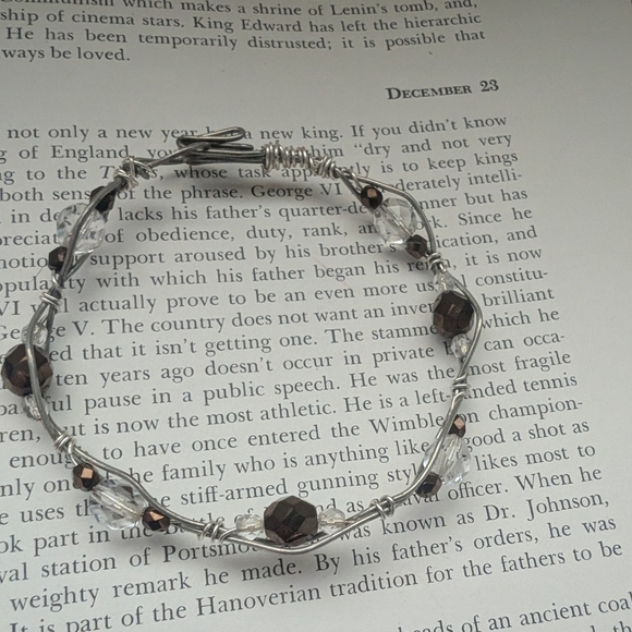 Elegant Silver and Black Beaded Bracelet - Picture 4 of 8